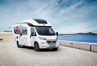 Bürstner Reisemobil auf Parkplatz mit Blick auf Meer