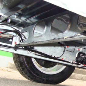 Reisemobilfahrgestell von unten mit Ansicht auf den Reifen