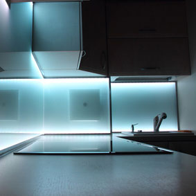 Küchenzeile mit blauer LED-Wandbeleuchtung